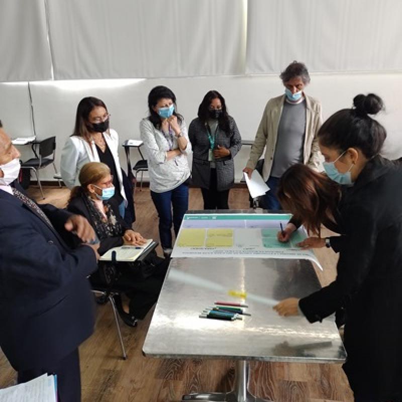 gente firmando acuerdos con los vocales de control y el Acueducto de Bogotá